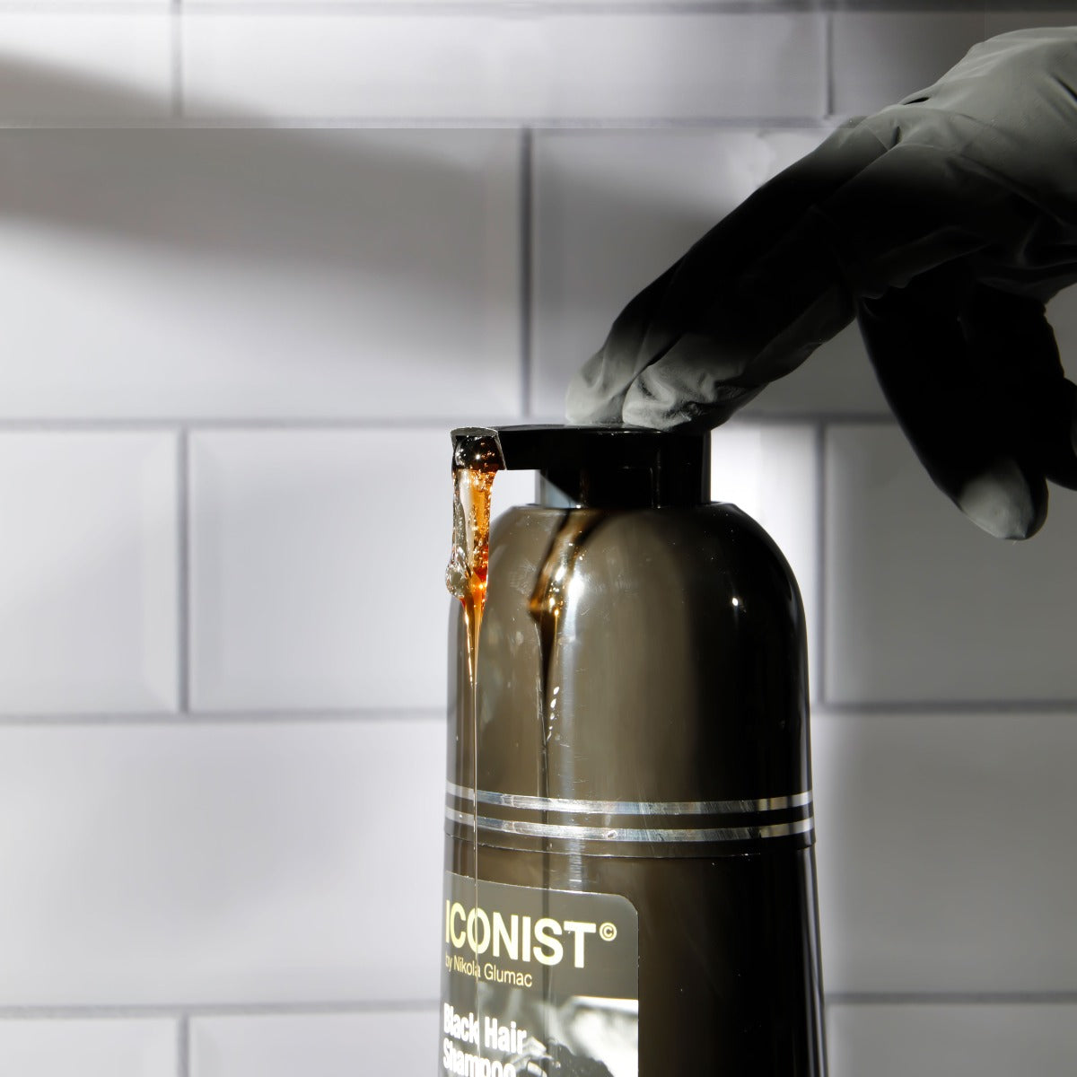 Champú para cabello castaño ICONIST de Nikola Glumac